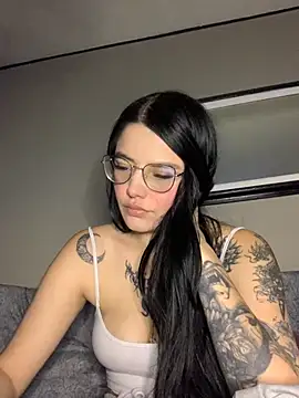 Naomii2 online show from November 2025 12:25:01 AM