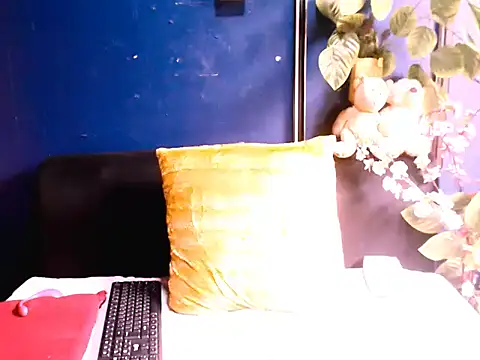 Snapshot of Hot_queen57 chatting on December 2025 07:42:02 AM Hot queen57 online show from December 2025 07:42:02 AM