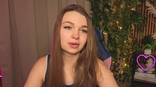 Snapshot of MaryHamilton chatting on November 2025 02:17:01 PM MaryHamilton online show from November 2025 02:17:01 PM