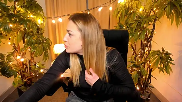 Snapshot of BeverlyWallace chatting on December 2025 03:27:02 PM BeverlyWallace online show from December 2025 03:27:02 PM