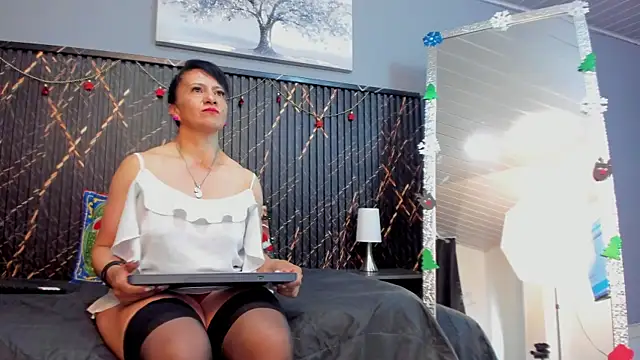 clara heat online show from December 2025 07:35:01 PM