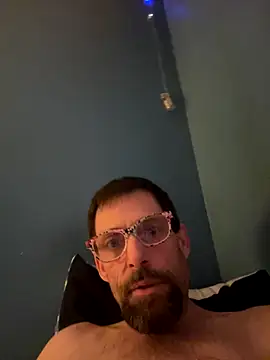 Snapshot of biggdaddyandqueenn chatting on December 2025 09:06:02 PM biggdaddyandqueenn online show from December 2025 09:06:02 PM