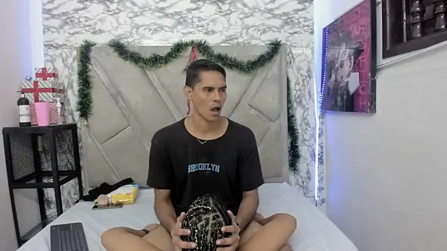 KiraFox1 online show from December 2025 07:50:02 PM