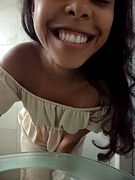 Snapshot of Morenaizzy chatting on November 2025 04:22:01 PM Morenaizzy online show from November 2025 04:22:01 PM