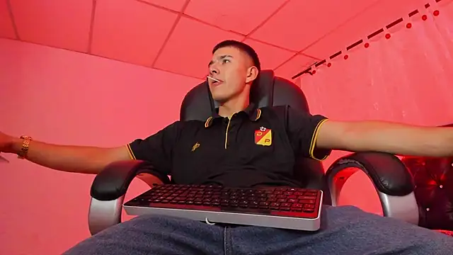 Aleck Boy online show from November 2025 08:34:02 PM