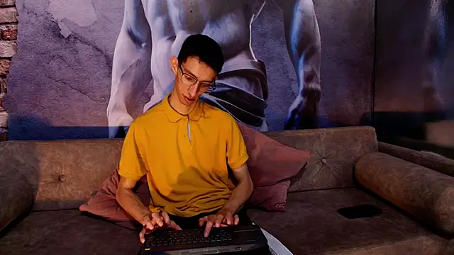 ZyroNight online show from November 2025 05:05:02 PM