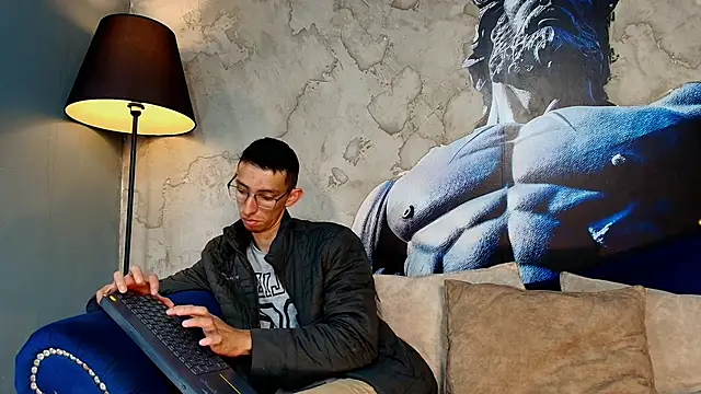 ZyroNight online show from December 2025 07:20:01 PM