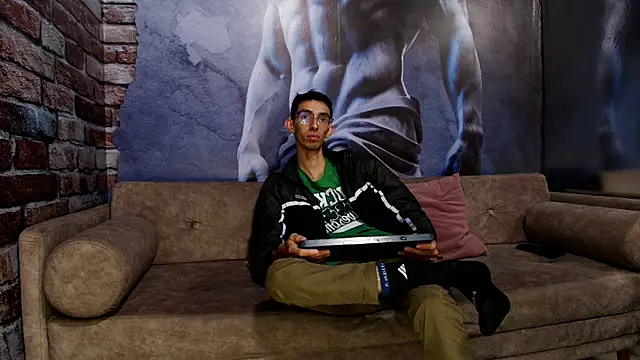 ZyroNight online show from November 2025 07:40:01 PM