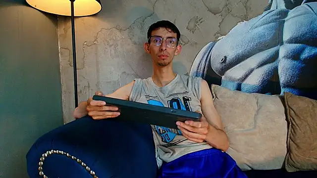 ZyroNight online show from November 2025 04:50:02 PM