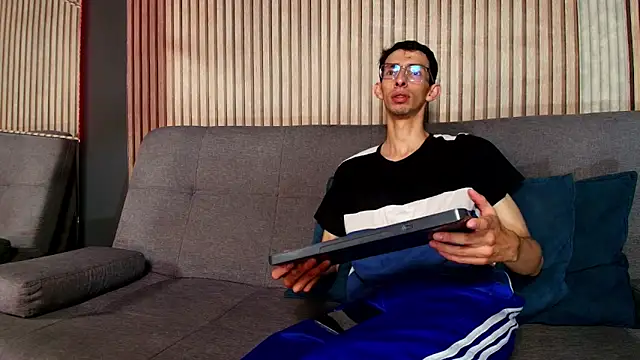 ZyroNight online show from November 2025 07:25:01 PM