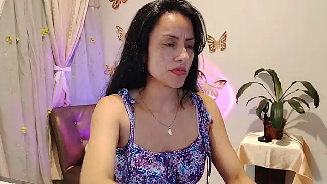 Snapshot of Bella_Exhibition chatting on November 2025 06:41:02 PM Bella Exhibition online show from November 2025 06:41:02 PM