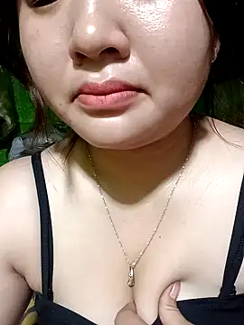 Snapshot of Bee-bgolden chatting on November 2025 07:45:02 AM Bee-bgolden online show from November 2025 07:45:02 AM