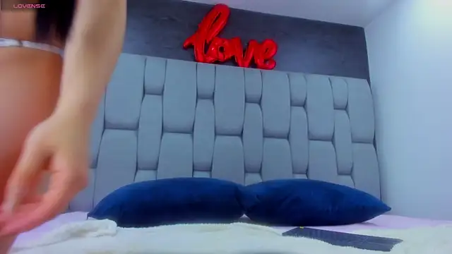 Julieta horney online show from December 2025 01:45:01 PM