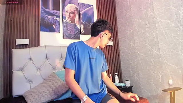 Elian Julian online show from November 2025 12:00:01 AM