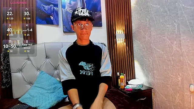 Elian Julian online show from November 2025 10:10:01 PM