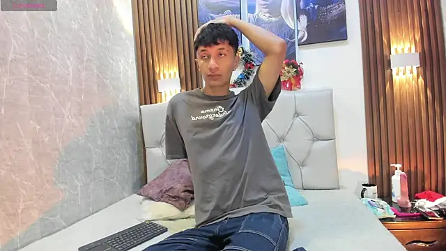 Elian Julian online show from December 2025 11:39:01 PM