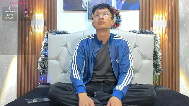 Elian Julian online show from November 2025 01:37:02 AM