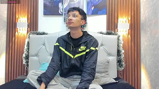 Elian Julian online show from November 2025 07:46:02 PM