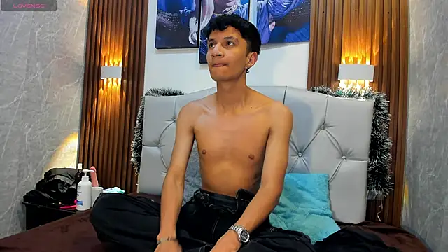 Elian Julian online show from November 2025 11:59:01 PM