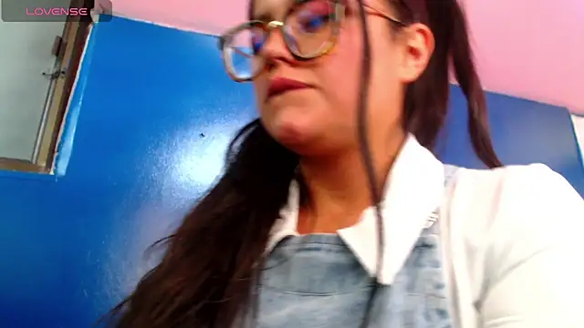 lucy23   online show from November 2025 02:43:02 PM