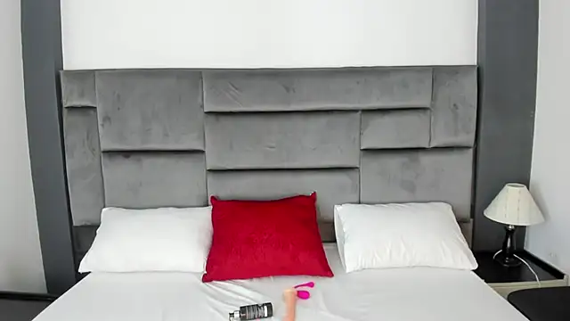 CatleyaSmith online show from December 2025 12:07:01 PM