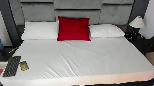 CatleyaSmith online show from December 2025 12:05:01 PM