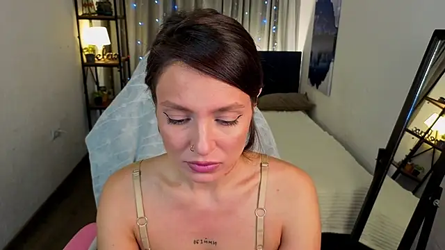 Naila Whisper online show from December 2025 10:09:01 PM