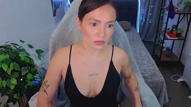 Naila Whisper online show from November 2025 01:26:02 PM