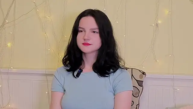 LatinaHuguenin online show from November 2025 07:45:01 AM