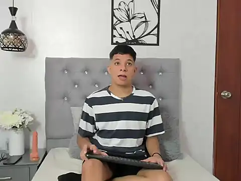 LucaDave 1 online show from November 2025 06:25:01 PM