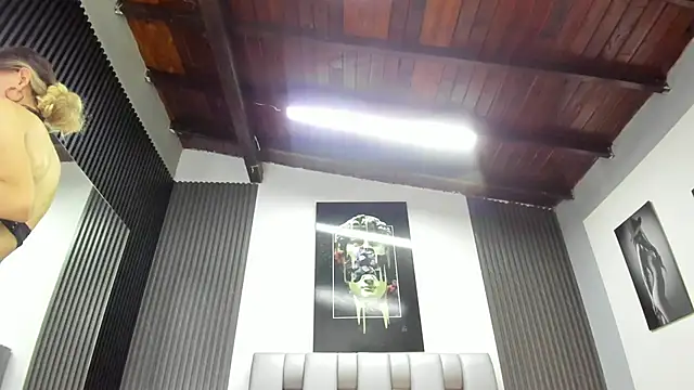 Caitlyn-Joness  online show from April 2026 10:33:02 PM