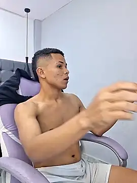 Liams18 online show from November 2025 12:58:02 AM