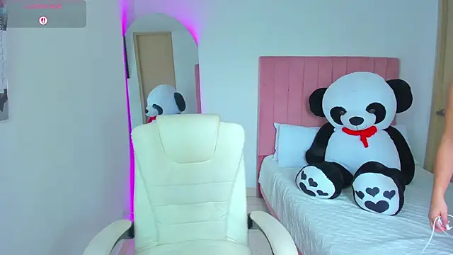 Janettcruz online show from April 2026 06:12:01 PM