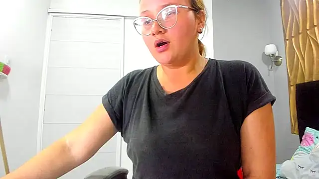 Snapshot of _sophia_sweet20 chatting on November 2025 05:13:02 PM sophia sweet20 online show from November 2025 05:13:02 PM