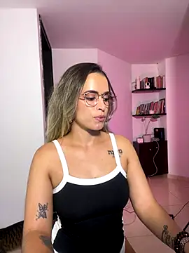 Snapshot of Zhara_110 chatting on November 2025 11:19:02 PM Zhara 110 online show from November 2025 11:19:02 PM