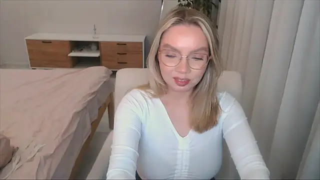 Snapshot of PolinaXXXXJones chatting on November 2025 04:43:02 PM PolinaXXXXJones online show from November 2025 04:43:02 PM