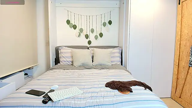 irisrossee  online show from November 2025 06:24:02 AM