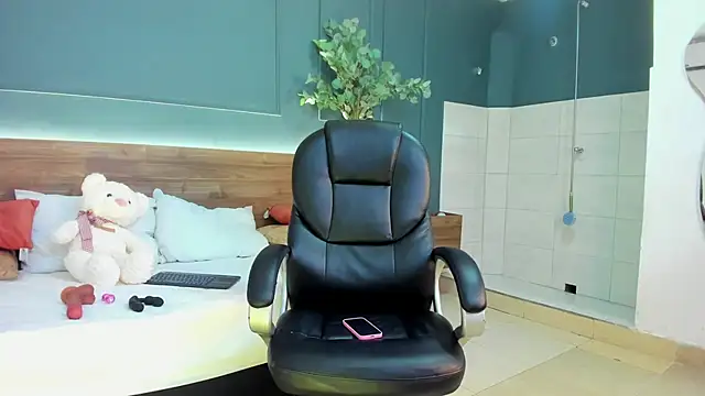 sheyla meow online show from November 2025 03:43:01 AM