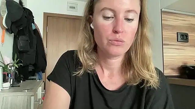 Ameli8 online show from November 2025 12:16:01 PM