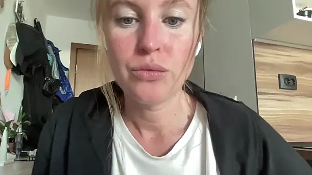 Ameli8 online show from November 2025 11:47:02 AM