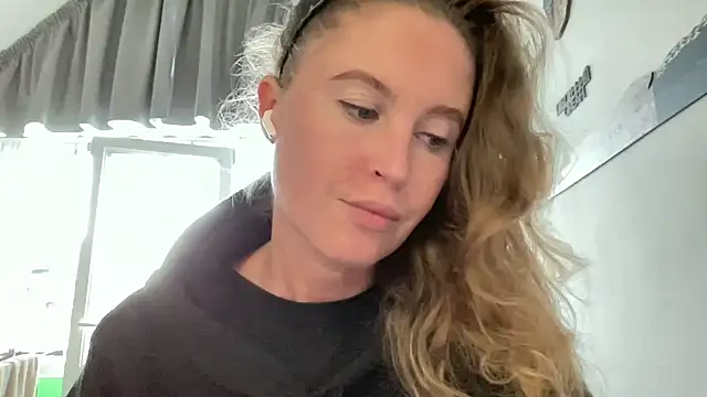 Ameli8 online show from November 2025 01:14:01 PM