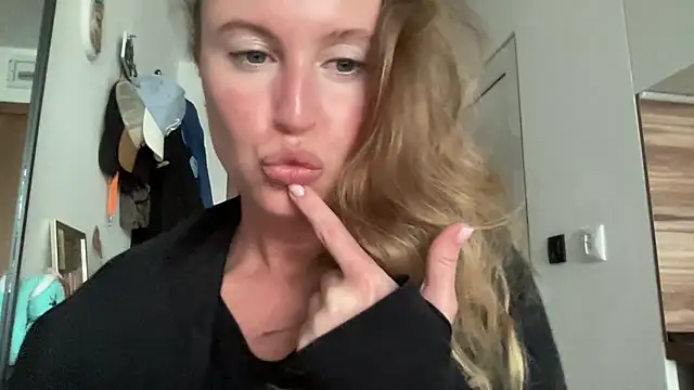 Ameli8 online show from November 2025 12:52:01 PM