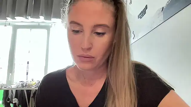 Ameli8 online show from November 2025 12:42:01 PM