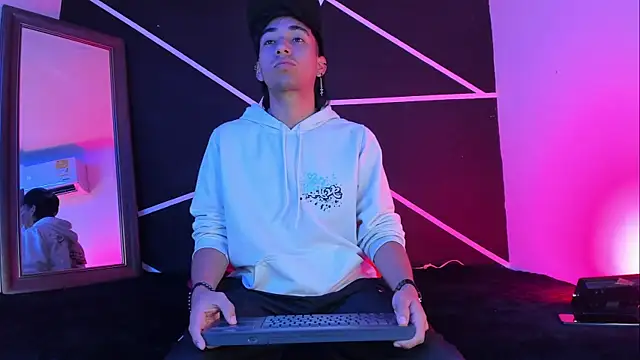 Snapshot of Austin_Santos_ chatting on November 2025 12:31:02 PM Austin Santos online show from November 2025 12:31:02 PM