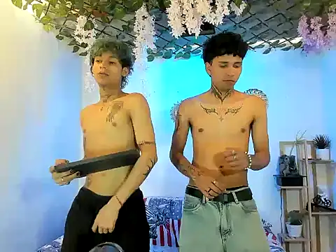 Snapshot of LATINDICKS chatting on November 2025 03:48:01 PM LATINDICKS online show from November 2025 03:48:01 PM