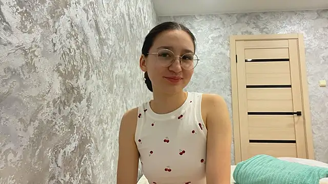 SofiYong online show from November 2025 04:00:02 PM