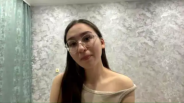 Snapshot of SofiYong chatting on November 2025 06:01:01 PM SofiYong online show from November 2025 06:01:01 PM