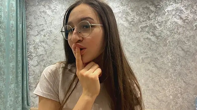 SofiYong online show from November 2025 04:11:01 PM