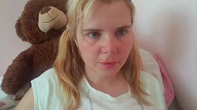 Snapshot of HornyElena chatting on June 2026 08:20:01 AM HornyElena online show from June 2026 08:20:01 AM