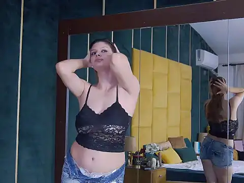 Snapshot of DiamondAlena chatting on November 2025 07:35:02 AM DiamondAlena online show from November 2025 07:35:02 AM